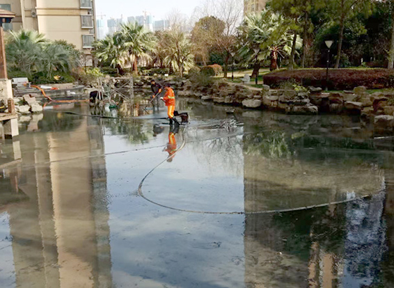 银海景观池淤泥清理