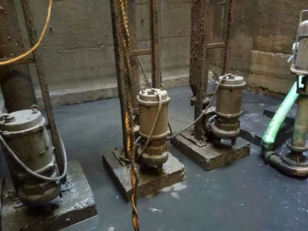 银海污水池清理