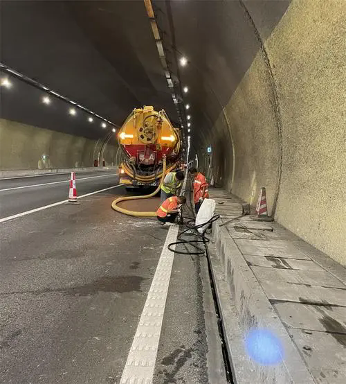 银海隧道排水渠清淤